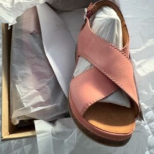 Clarks woman’s Coral Cross-Strap Sandals 6 .5 W new